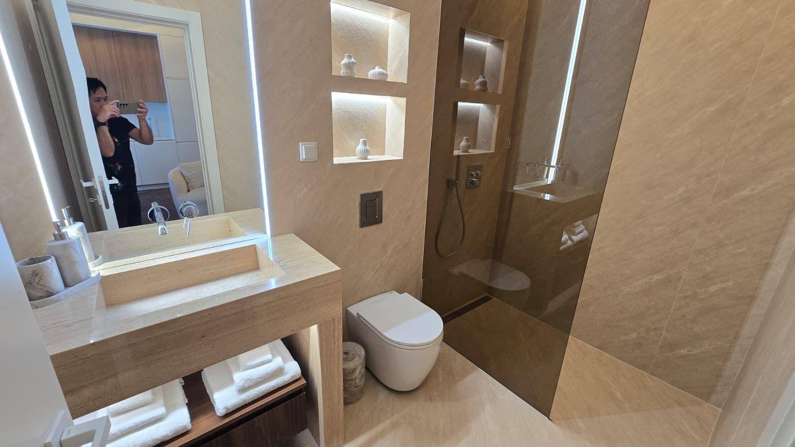 Bathroom: lit niches, wall-hung WC